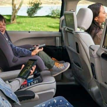 2019-chrysler-pacifica-backseat-entertainment