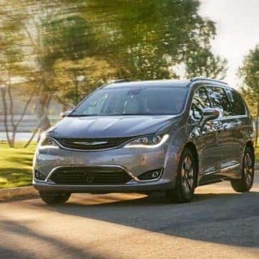 2019-chrysler-pacifica-on-the-highway