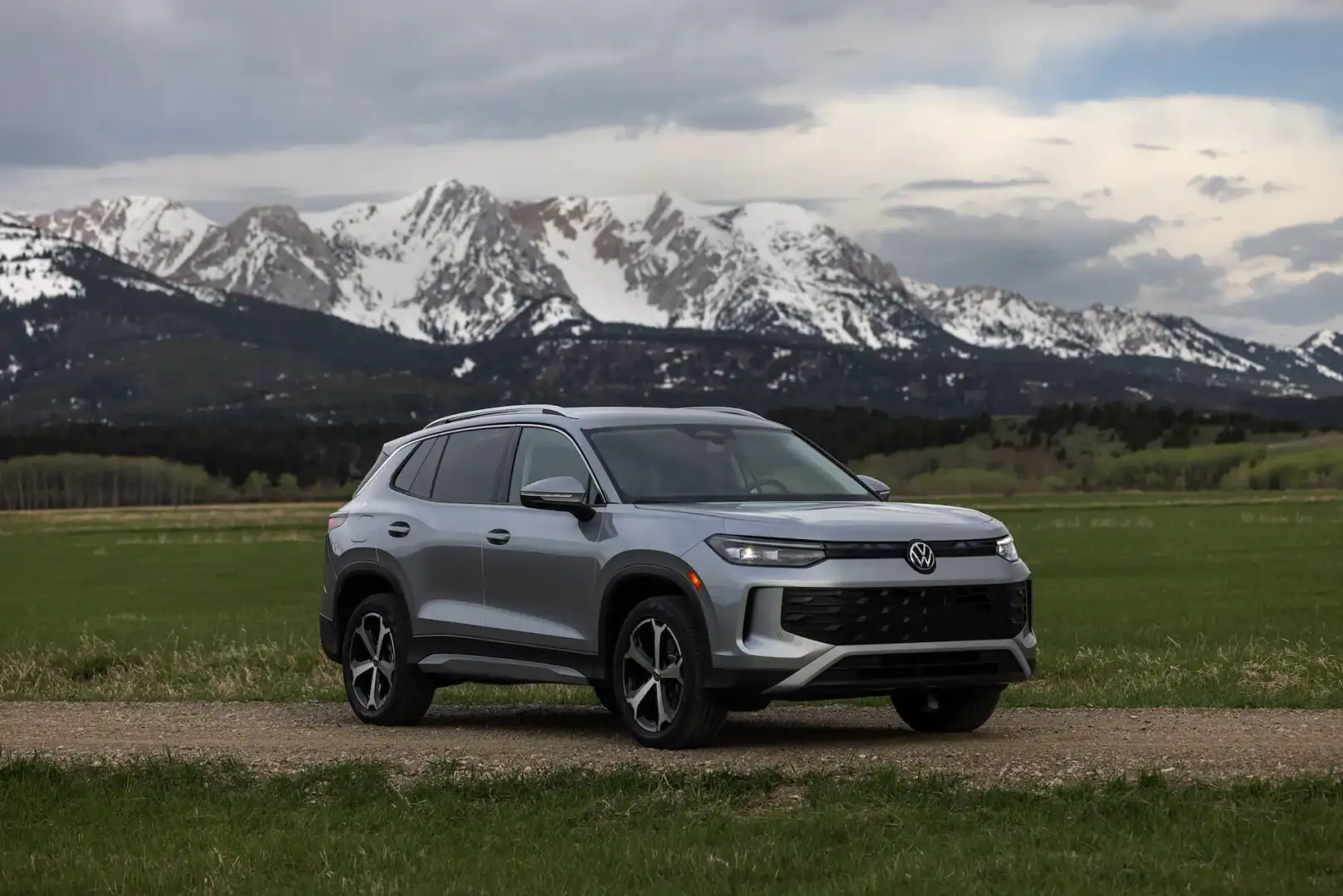 2025 VW Tiguan SE parked in front of mountains