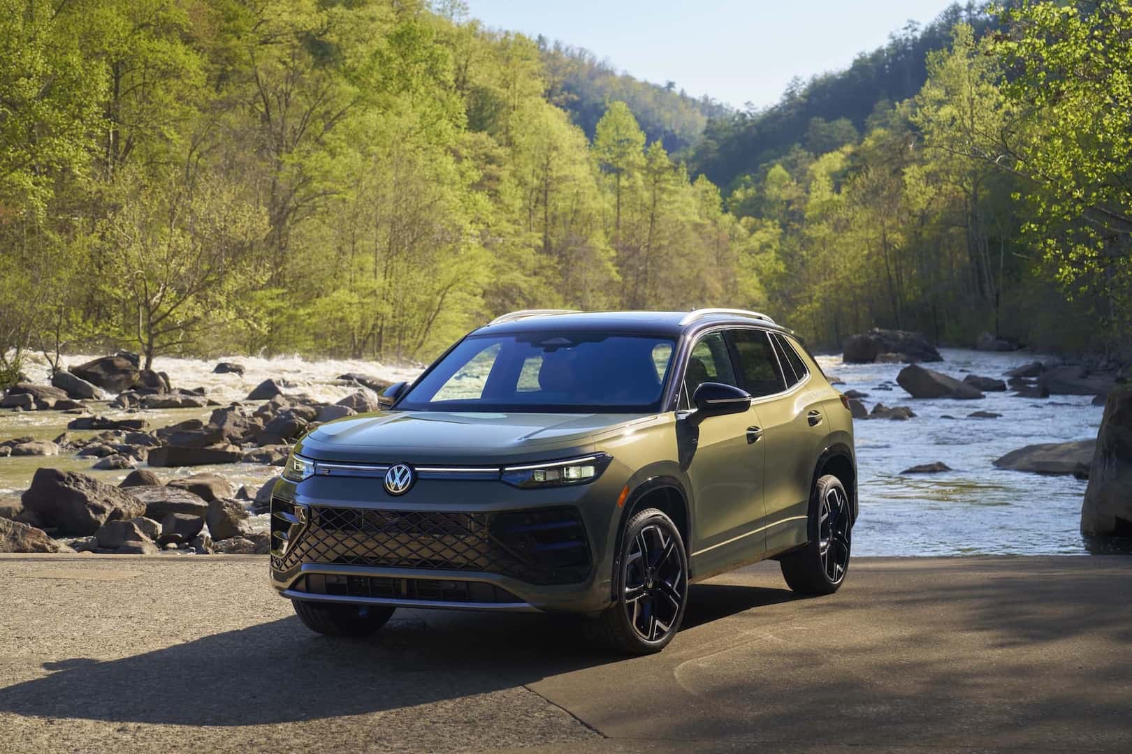 2026 VW Tiguan Sel R Line Turbo Driver Front Profile View
