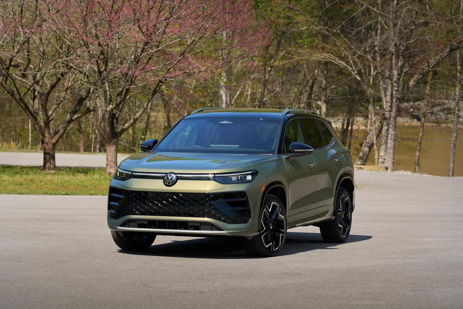 2026 Tiguan Sel R Line Turbo Front View Driving