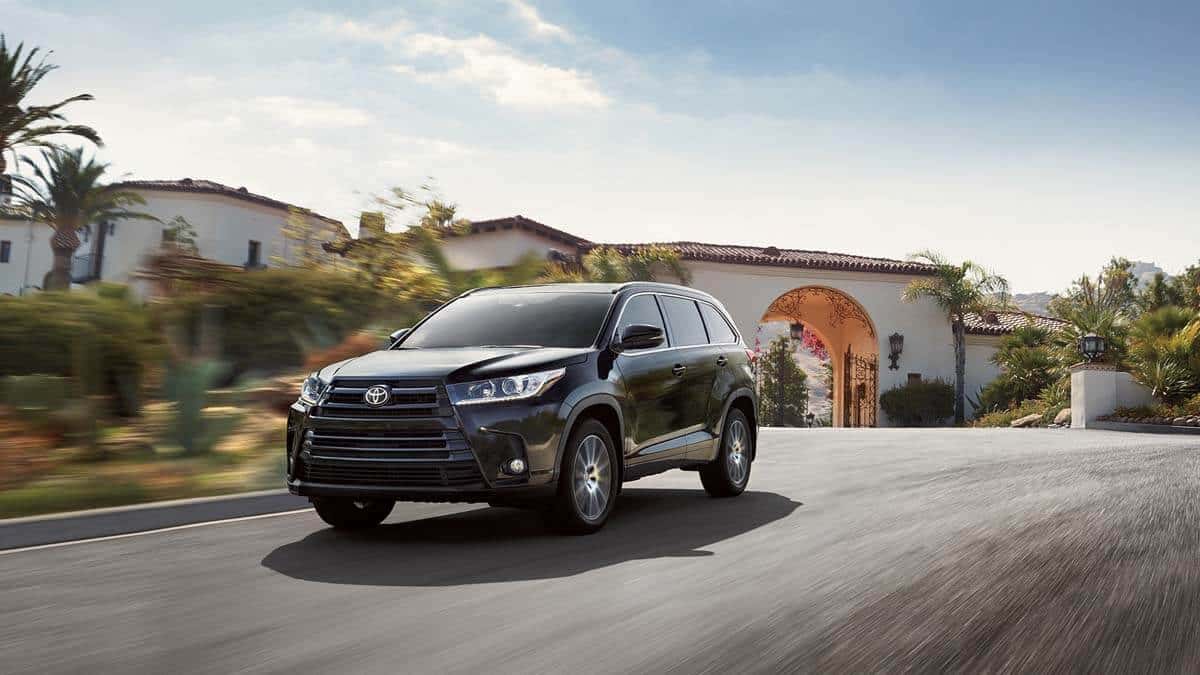 Toyota Highlander SE AWD Midnight Black Metallic driving