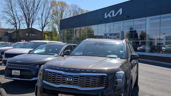 Exterior photo of Kiefer Kia's Service Department in Eugene, OR