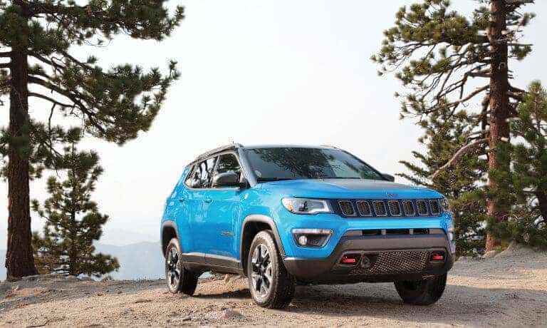 18Jeep-Compass-Exterior-ExteriorDirtRoad-21x9
