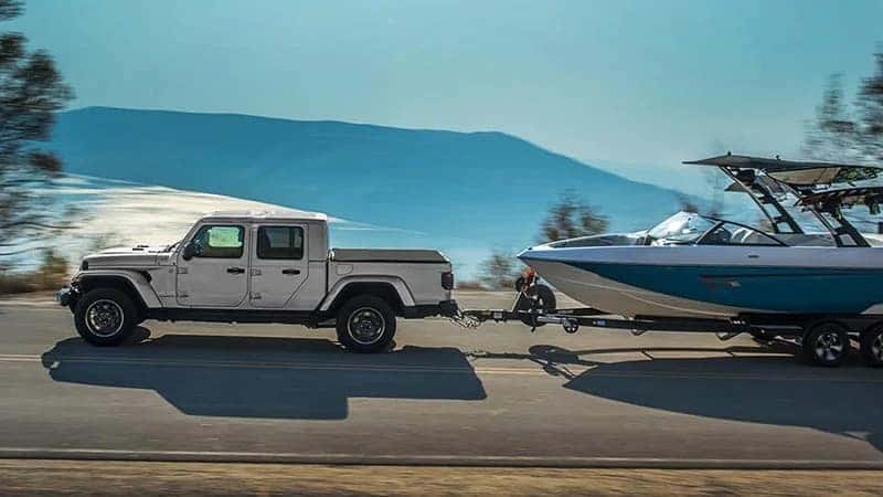 2023 jeep gladiator towing a boat