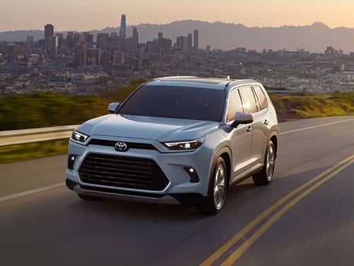 toyota grand highlander in a cityscape