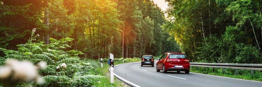 coches Volkswagen circulando por una carretera