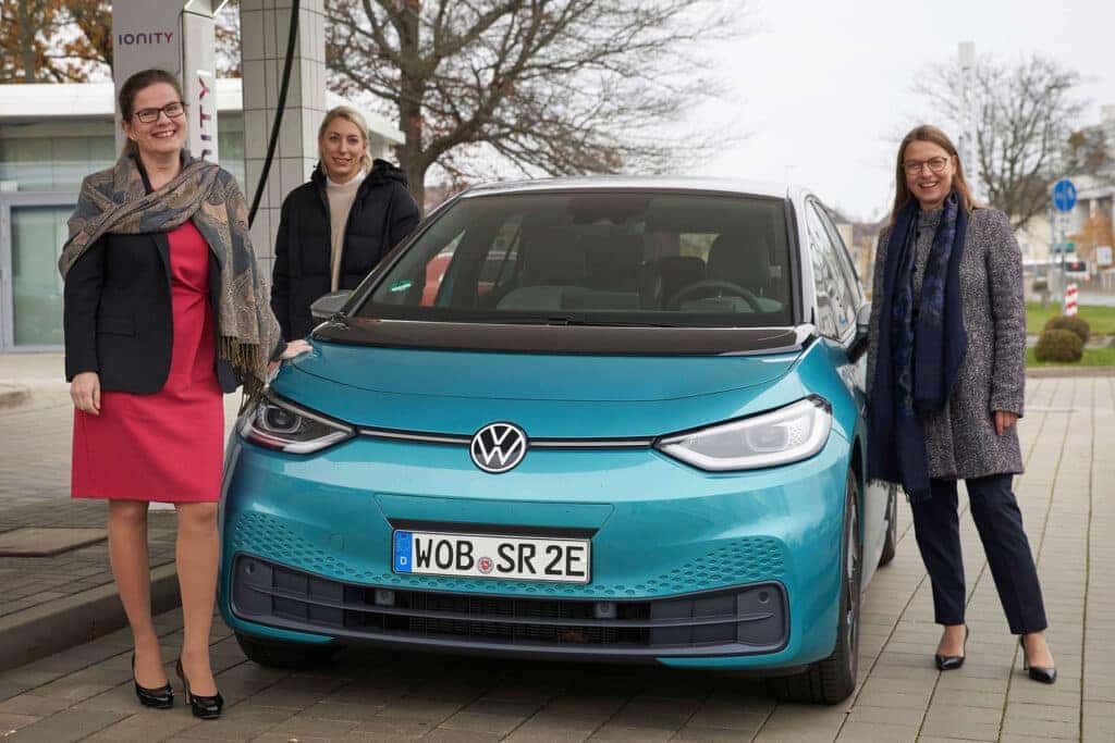 Silke Bagschik, Christine Leuderalbert, and Melanie Metzger in Front of an ID.3